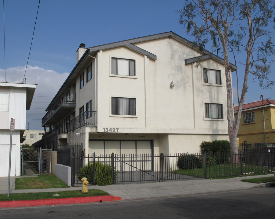 13427 Roselle Ave in Hawthorne, CA - Building Photo