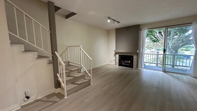 8505 Gulana Ave in Playa Del Rey, CA - Foto de edificio - Building Photo