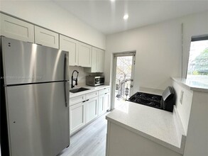 1936 Normandy Dr, Unit Apt 9 in Miami Beach, FL - Building Photo - Building Photo