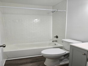 Oakleigh Village Apartments in Mobile, AL - Building Photo - Building Photo