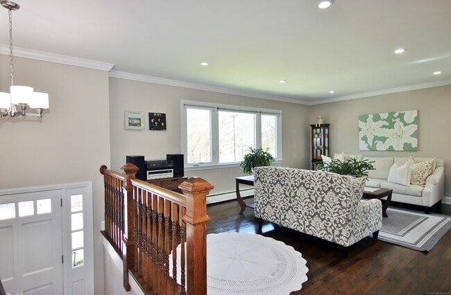 30 Possum Cir in Norwalk, CT - Foto de edificio - Building Photo