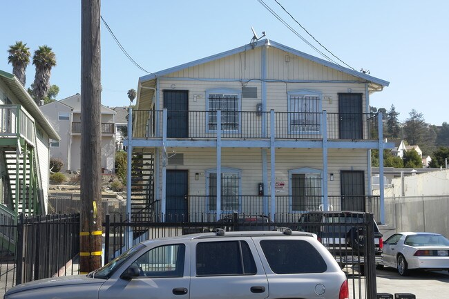 8304 MacArthur Blvd in Oakland, CA - Foto de edificio - Building Photo