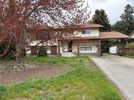 733 Josselyn Ct in Kelowna, BC - Building Photo
