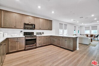 515 Daniel Freeman Cir in Inglewood, CA - Building Photo - Building Photo