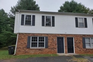 102 Settlement Dr in Lynchburg, VA - Building Photo