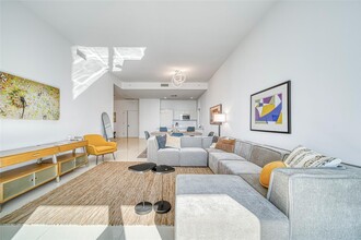 45 SW 9th St, Unit 4504 in Miami, FL - Building Photo - Building Photo