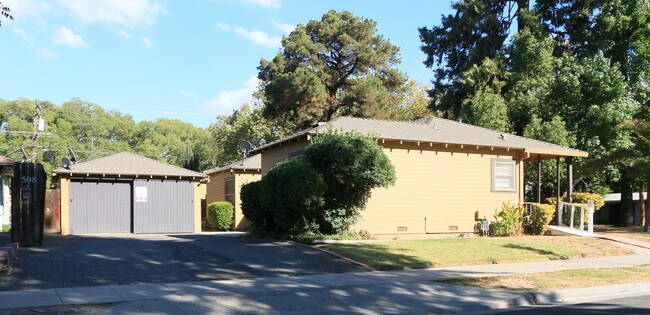 301 E Morris Ave in Modesto, CA - Foto de edificio - Building Photo