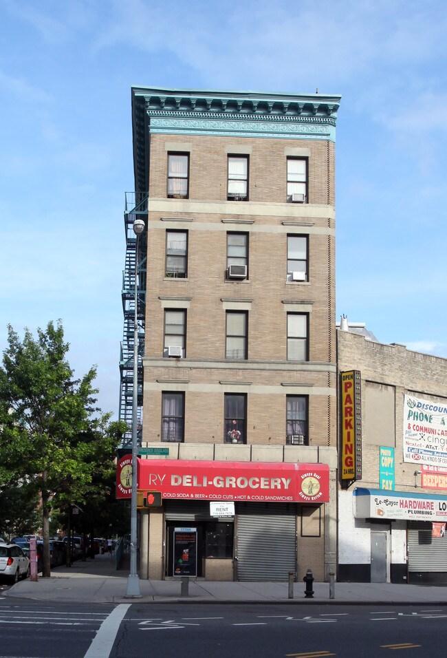 301 W 121st St in New York, NY - Foto de edificio - Building Photo