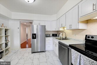 1 Gurteen Ct in Lutherville Timonium, MD - Foto de edificio - Building Photo