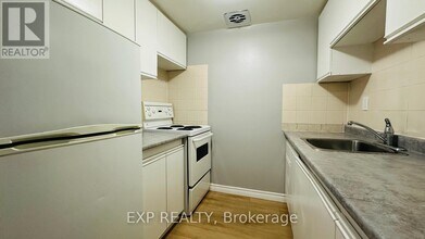 1200 Courtland Ave E in Kitchener, ON - Building Photo - Building Photo