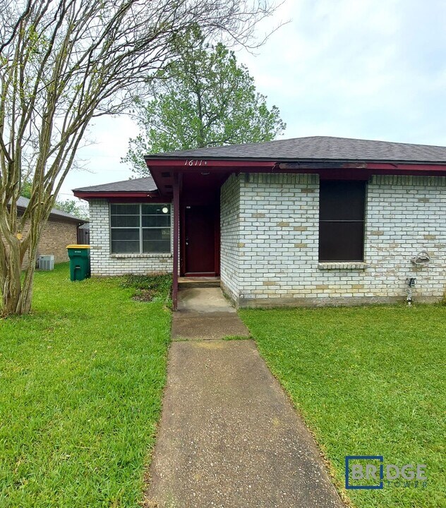 1611 Hazelwood St in Conroe, TX - Building Photo