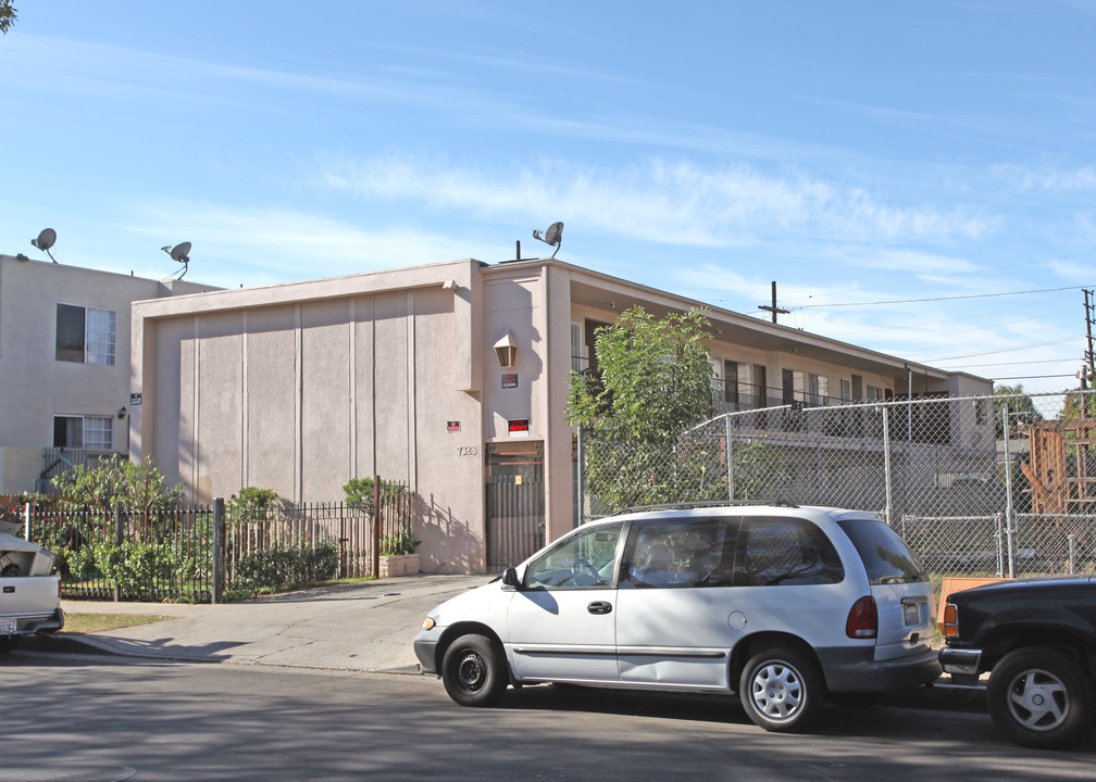 7323 Milwood Ave in Canoga Park, CA - Building Photo