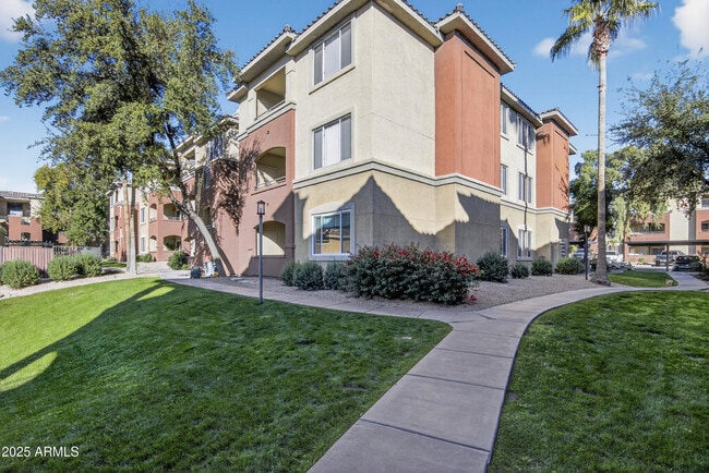 5401 E Van Buren St in Phoenix, AZ - Building Photo - Building Photo