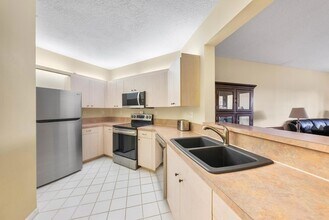 100 Uno Lago Dr, Unit 404 in Juno Beach, FL - Building Photo - Building Photo