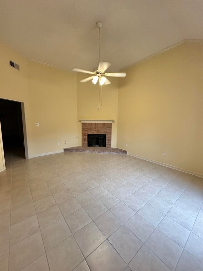 596 W Ashley Glen Cir in Memphis, TN - Building Photo - Building Photo