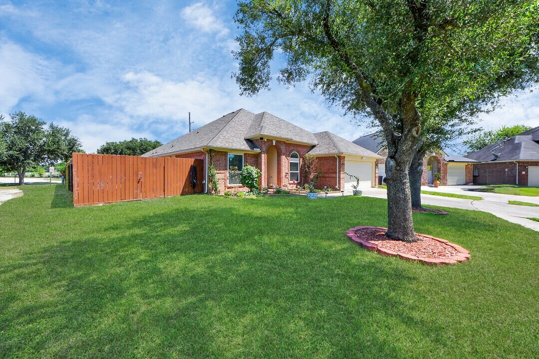 10850 White Oak Point Ct in Cypress, TX - Building Photo