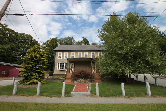 Stone River in Sturbridge, MA - Foto de edificio - Building Photo