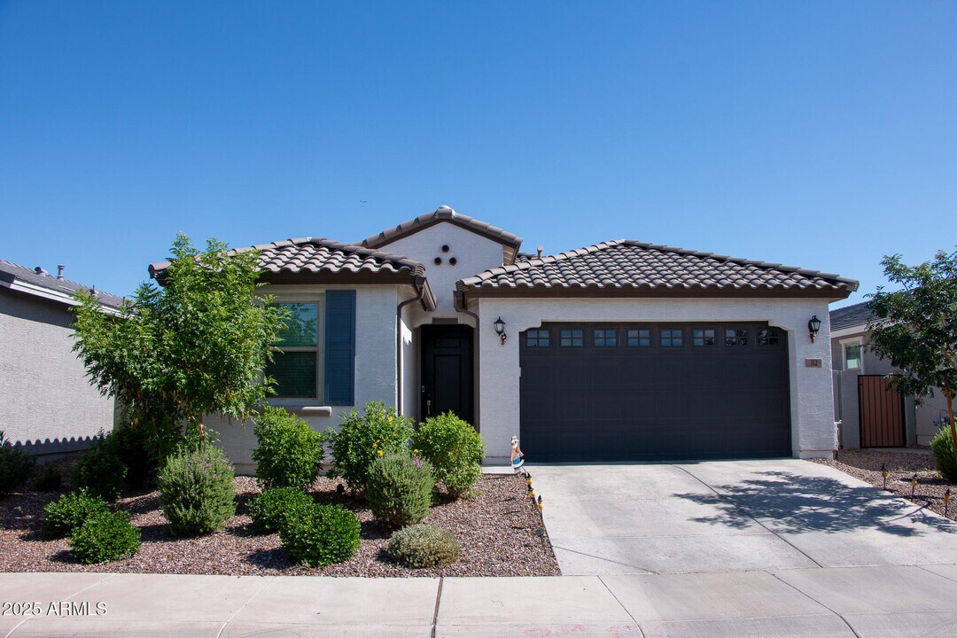 82 E Capricorn Way in Chandler, AZ - Building Photo
