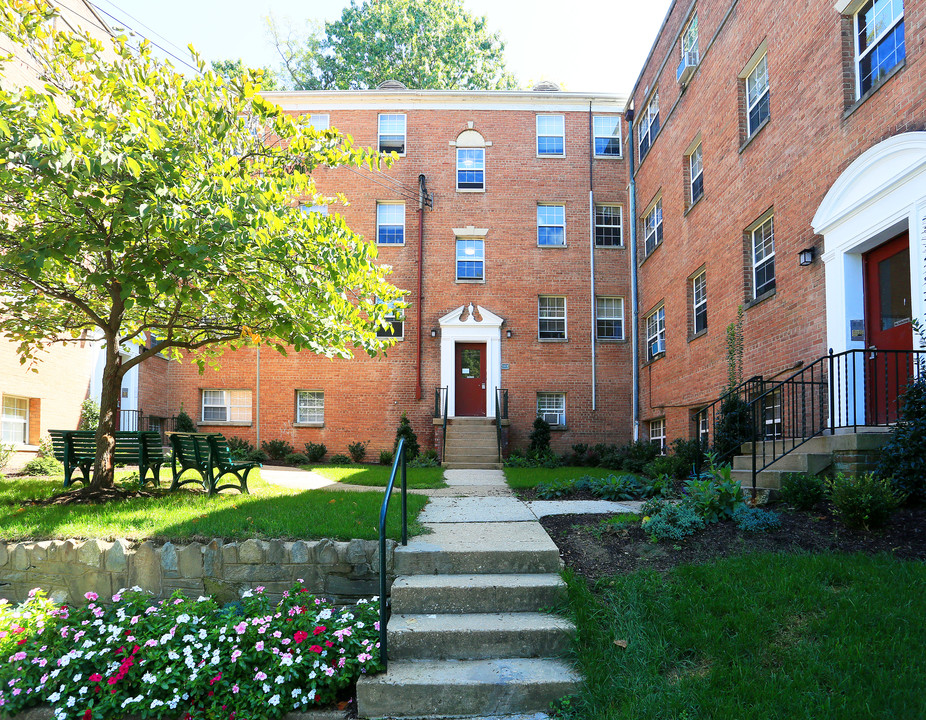 Nalbert Apartments in Arlington, VA - Foto de edificio