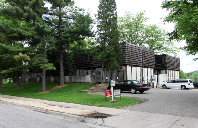 Villa Capri in St. Louis Park, MN - Foto de edificio - Building Photo