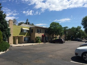 Golden Leaf Apartments in Lakewood, CO - Building Photo - Building Photo