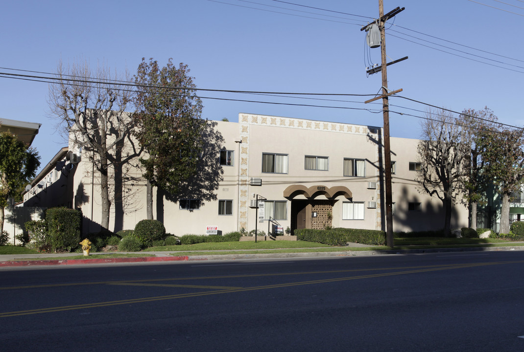 6225 Reseda Blvd in Tarzana, CA - Building Photo