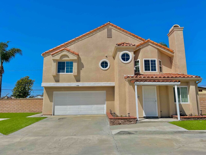 8462 Heil Ave in Huntington Beach, CA - Building Photo