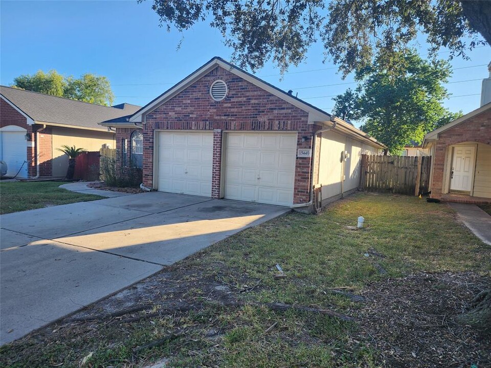 5443 Evergreen Canyon Rd in Houston, TX - Building Photo