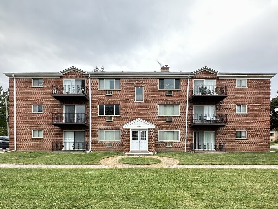 1639 Oakwood Ave in Des Plaines, IL - Building Photo