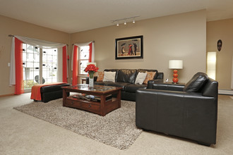 Kensington in St. Cloud, MN - Building Photo - Interior Photo