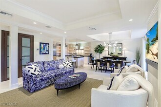270 5th Ave S in Naples, FL - Foto de edificio - Building Photo