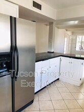 7742 E Tanque Verde Ln in Tucson, AZ - Building Photo - Building Photo