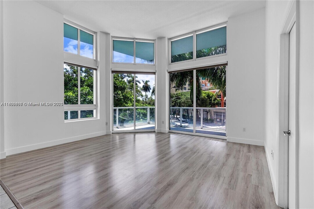 1900 N Bayshore Dr, Unit 516 in Miami, FL - Building Photo