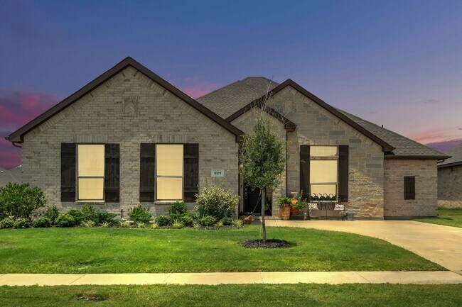 621 Mesquite Grove Rd in Midlothian, TX - Foto de edificio - Building Photo