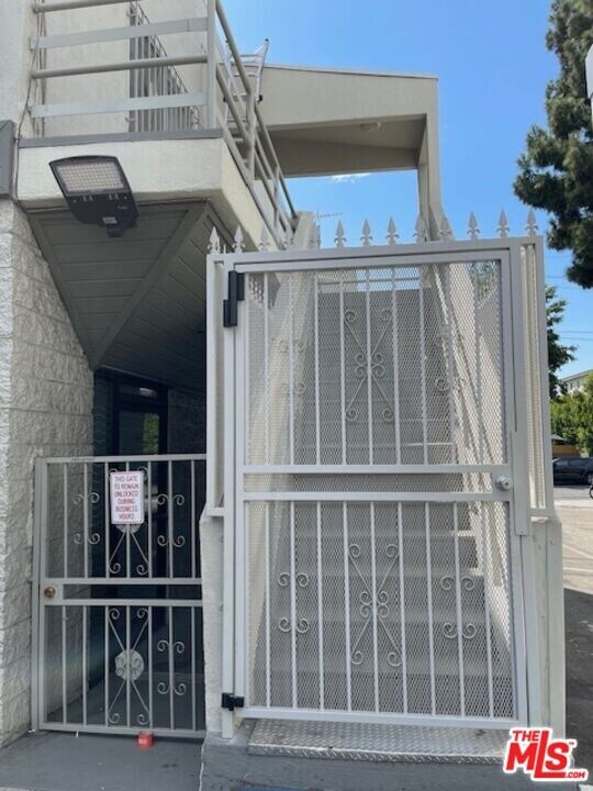 1502 N Kenmore Ave in Los Angeles, CA - Foto de edificio