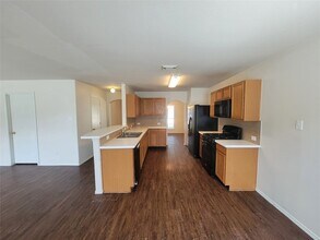 2410 Lakecrest Village Ct in Katy, TX - Foto de edificio - Building Photo