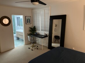 1351 N Crescent Heights Blvd, Unit 218 in West Hollywood, CA - Building Photo - Building Photo