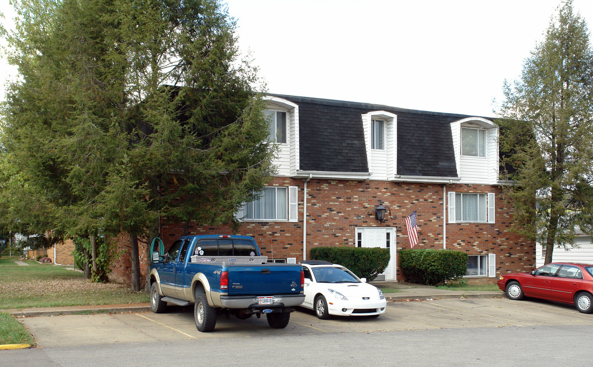 145 4th St in Kenova, WV - Building Photo