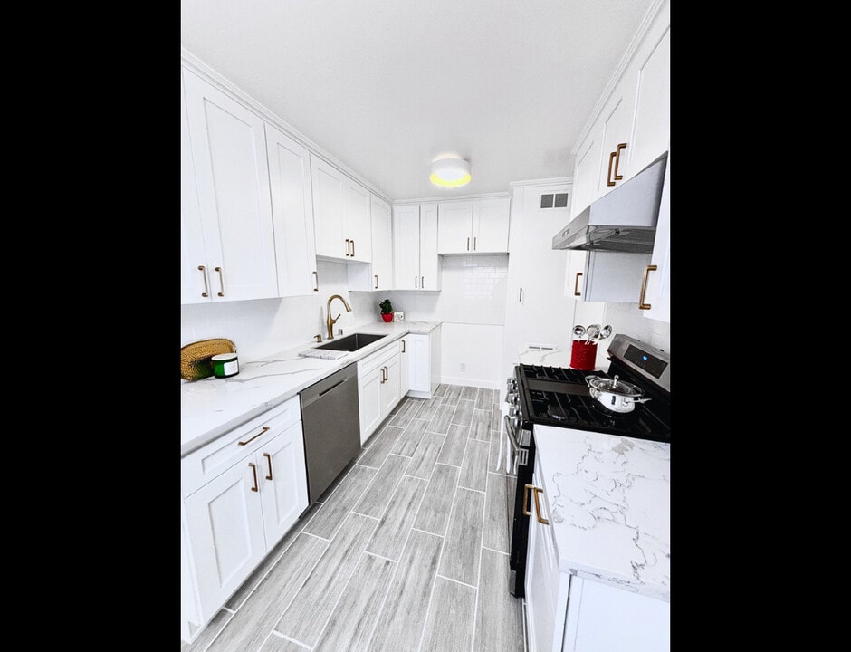 113 N. Parish Pl in Burbank, CA - Building Photo
