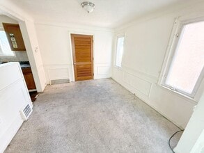 17104 Eldamere Ave in Cleveland, OH - Foto de edificio - Building Photo