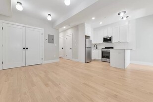 177 Chelsea St, Unit #1 Apartamentos