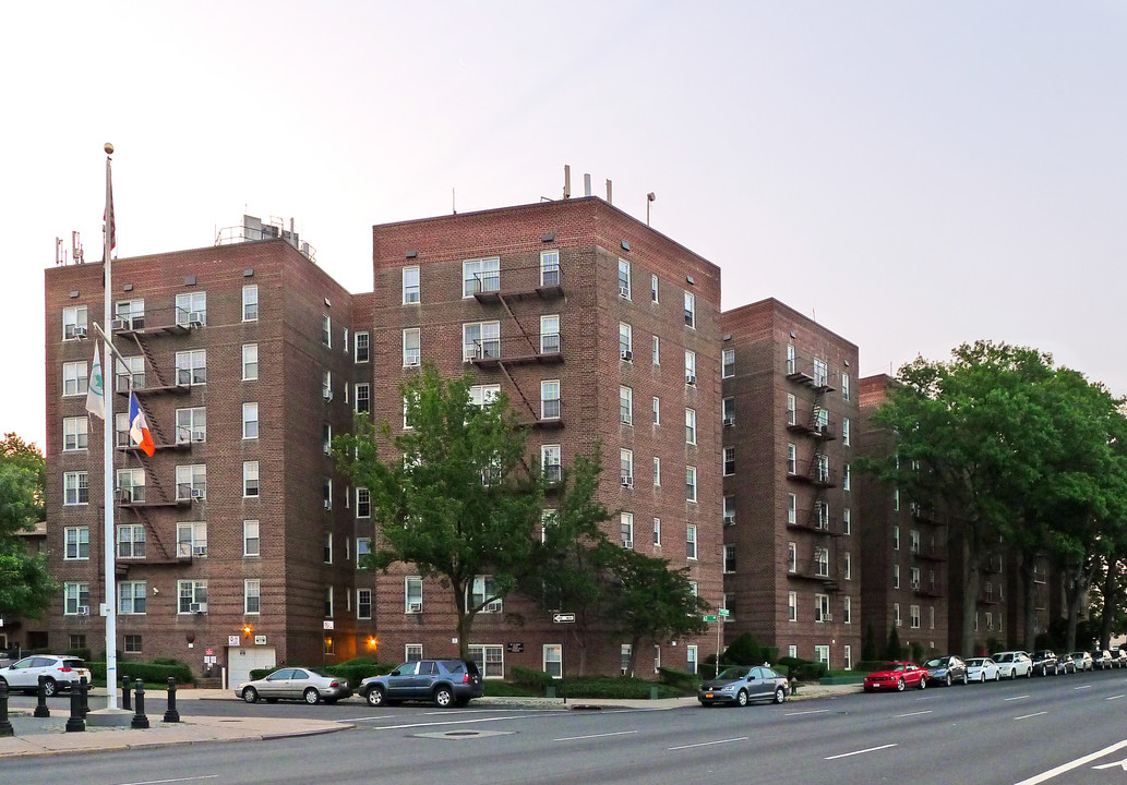 8504 63rd Dr in Flushing, NY - Foto de edificio