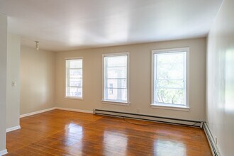 669 Potomac Ave in Buffalo, NY - Foto de edificio - Interior Photo
