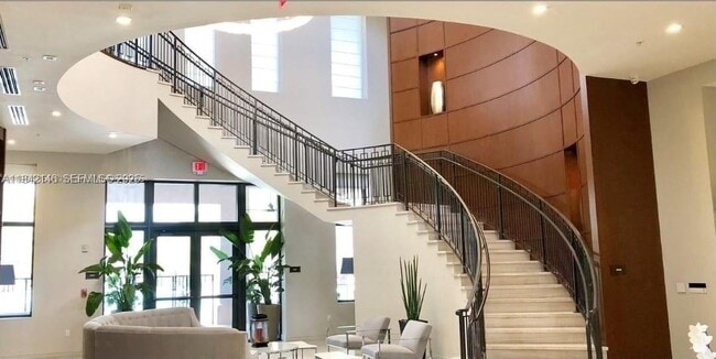 8005 NW 104th Ave in Doral, FL - Foto de edificio - Building Photo