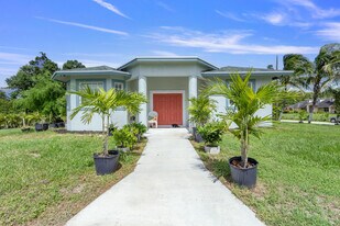 6934 Grapeview Blvd in The Acreage, FL - Building Photo