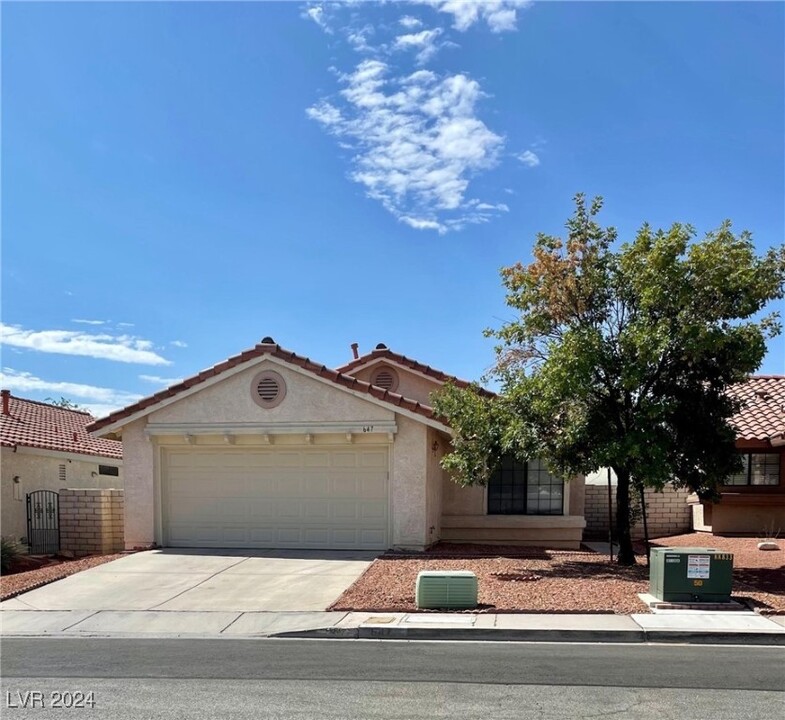 647 Almondale Ave in Las Vegas, NV - Foto de edificio