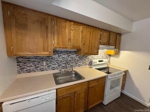 8 Marshall Dr in Cornwall, NY - Building Photo - Building Photo