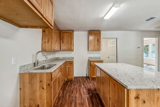 1046 Green St in Stephenville, TX - Building Photo - Building Photo