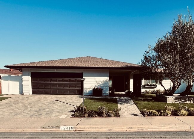12416 Lomica Dr in San Diego, CA - Building Photo - Building Photo