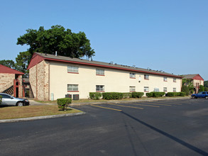 The Moorings Apartments in Pensacola, FL - Building Photo - Building Photo